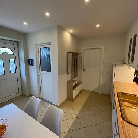 アパート Caca -5 Min Walk To The Beach, Free Parking & Balcony In クサミル